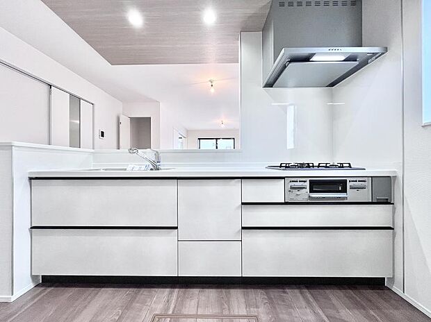 リビングを見渡せる人気のカウンターキッチン。 家族を見守りながら家事をすることができます。