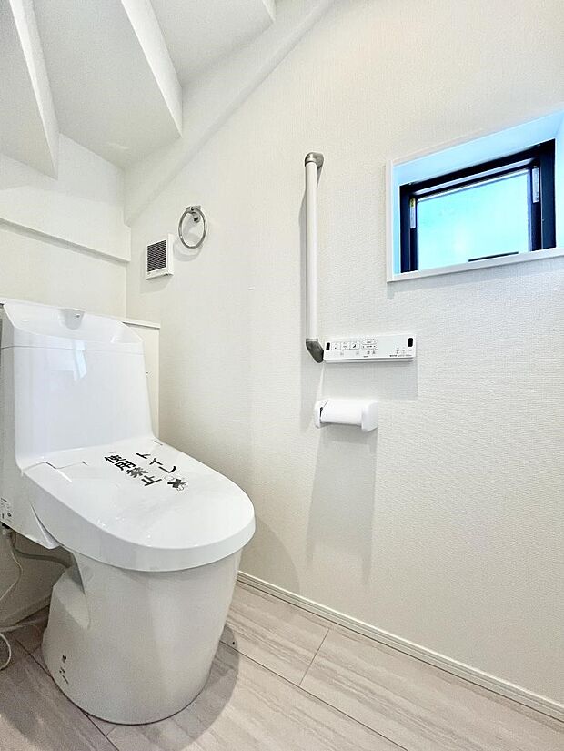 換気用小窓があり、明るく清潔な空間です。 