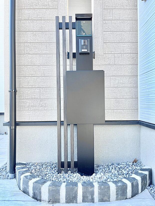 表札・インターホン・ポストをひとつに集約。エントランスになじむシンプルデザイン。