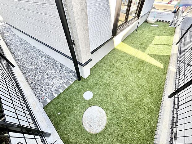 ガーデニングや家庭菜園も楽しめるお庭付き。