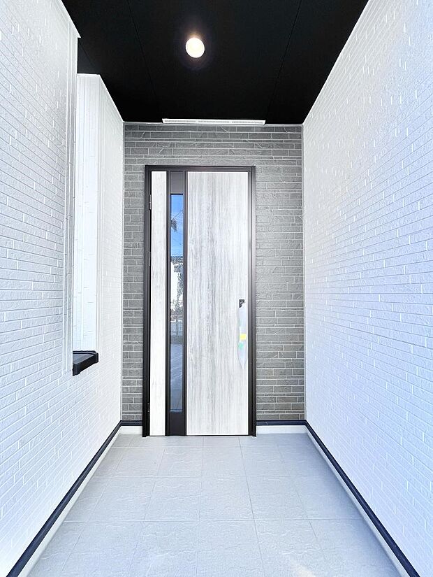 玄関前は雨が降っても濡れにくい屋根付き  