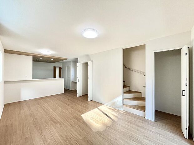 内装「ただいま」「おかえり」家族とのコミュニケーションが深まるリビングイン階段。 