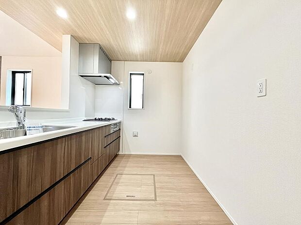 爽やかな風が通り抜けるキッチン。窓があるので明るく換気にも役立ちます。