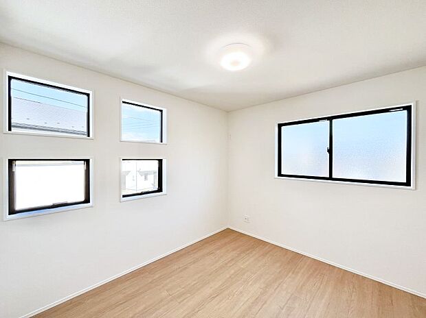 4つの四角い窓が外観にもアクセントを与えています。