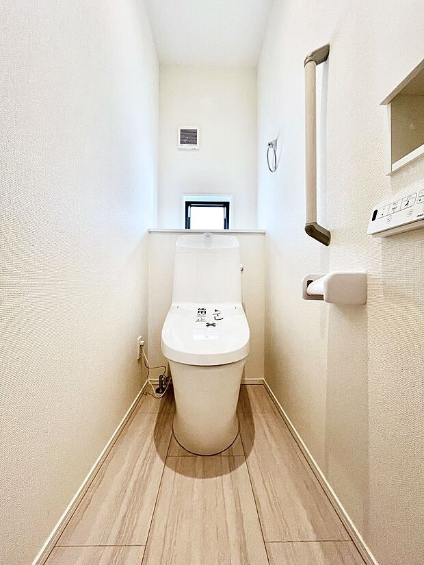 換気用小窓があり、明るく清潔な空間です。 