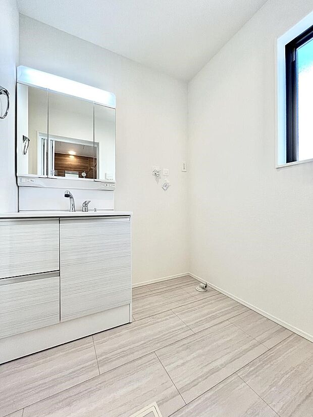 小窓がついているので湿気の多い場所でも換気ができ快適です。毎日の身支度を気持ち良く行えますね。