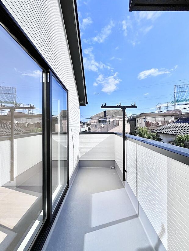 暖かな陽光が降り注ぐバルコニーはお洗濯におすすめ。爽やかな風も心地よいです。 