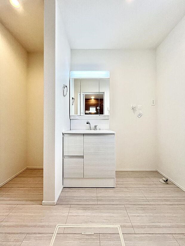 リネンス庫がありタオル類や洗剤などストックを収納するのに便利です。