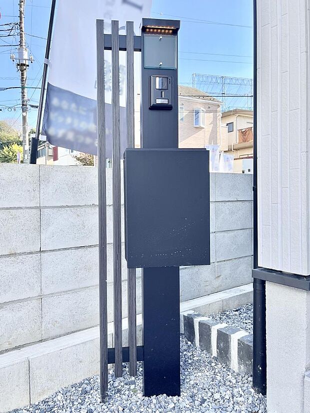 表札・インターホン・ポストをひとつに集約。エントランスになじむシンプルデザイン。