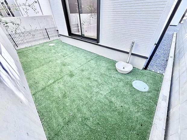 ガーデニングや家庭菜園も楽しめるお庭付き。