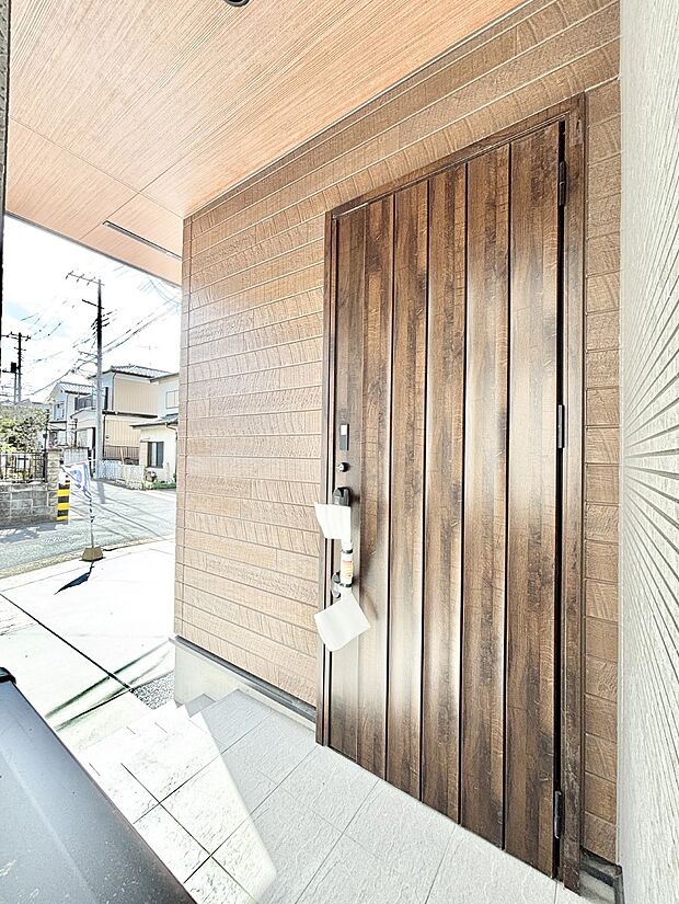 大切な家族、来客を出迎える玄関。