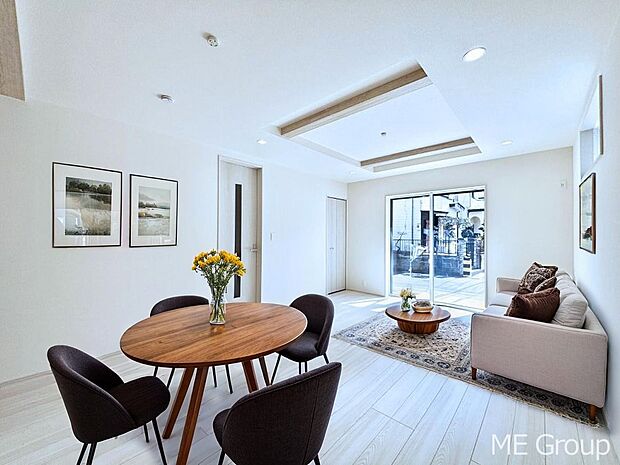 ご家族の賑やかな話し声で包まれる明るいリビング  ※家具はCGです