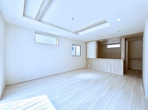 大きな窓からたっぷりの陽光と風を感じられるリビング