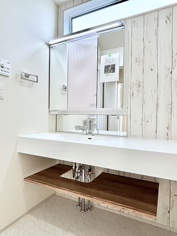 大きく見やすい三面鏡で清潔感ある洗面台は、身だしなみチェックや肌のお手入れにおすすめです。 