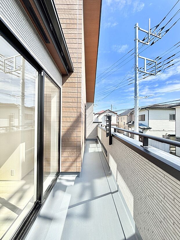 暖かな陽光が降り注ぐバルコニーはお洗濯におすすめ。爽やかな風も心地よいです。 