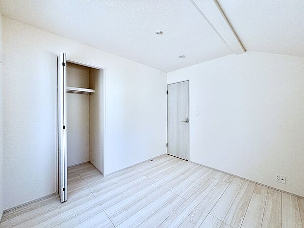 開放感のある勾配天井が素敵。どんなお部屋にするか考えるのが楽しみですね。