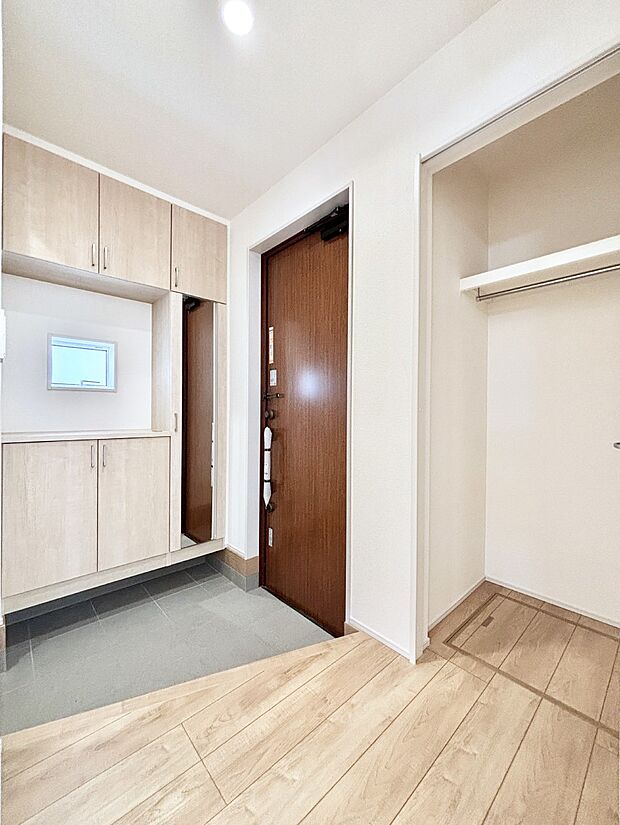 飾り棚を利用して、お越しいただくお客様をおもてなしできます。