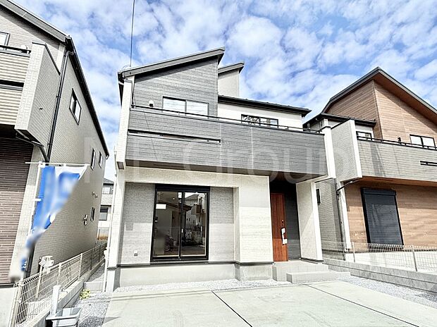 シンプルで落ち着きのある建物は住むかたの個性でオリジナルなものになっていきます。