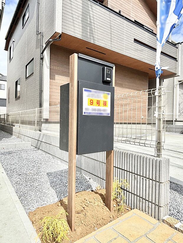 表札・インターホン・ポストをひとつに集約。エントランスになじむシンプルデザイン。