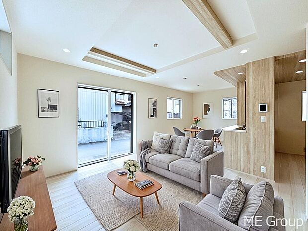 ご家族の賑やかな話し声で包まれる明るいリビング ※家具はCGです