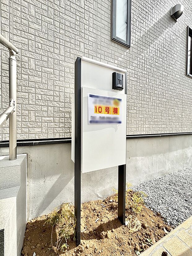 表札・インターホン・ポストをひとつに集約。エントランスになじむシンプルデザイン。