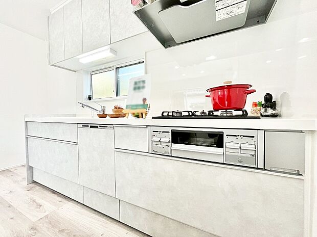 窓のある明るいキッチン。換気にも役立ちます。 