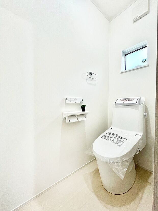 明るく清潔感のあるトイレです。