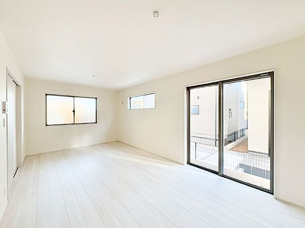 大きな窓からたっぷりの陽光と風を感じられるリビング