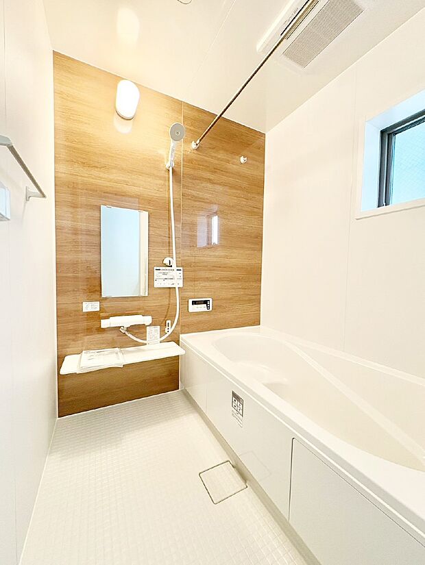 一日の疲れを癒してくれる明るい清潔感のあるバスルーム