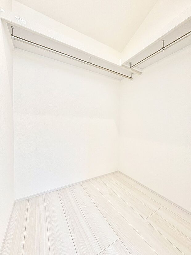 ウォークインクローゼットの活用で生活空間スッキリ