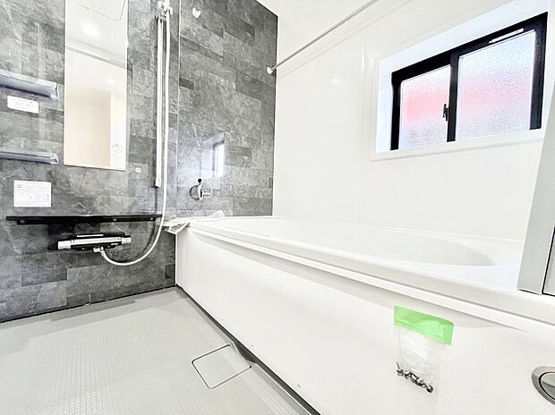 一日の疲れを癒してくれる明るい清潔感のあるバスルーム