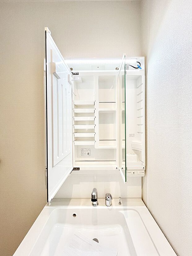 三面鏡の裏に、化粧品や衛生用品などを収納可能。洗面台をすっきりと保ちます!