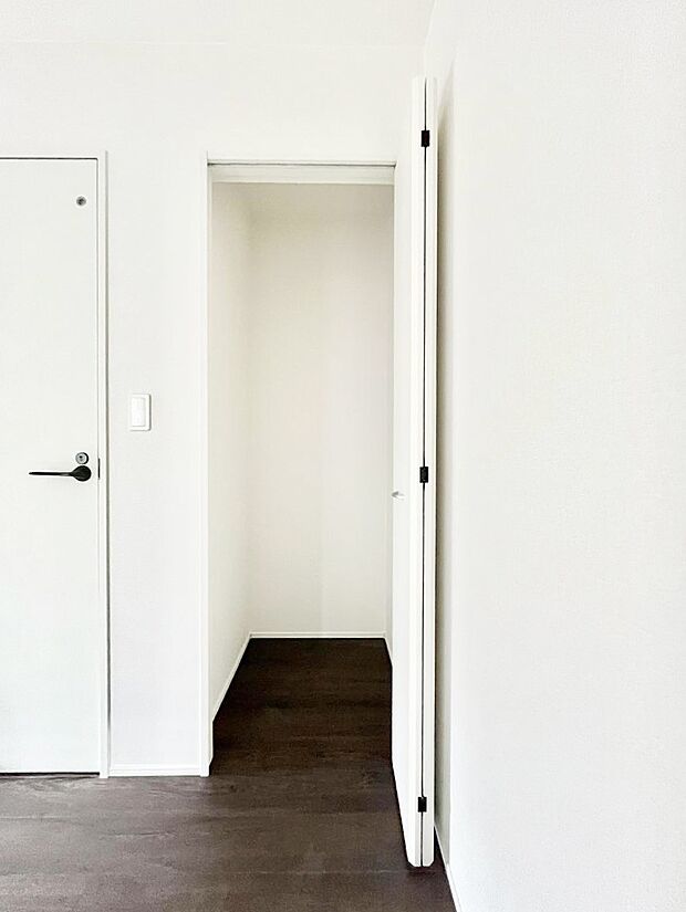 掃除用具や生活雑貨の保管に便利な廊下収納