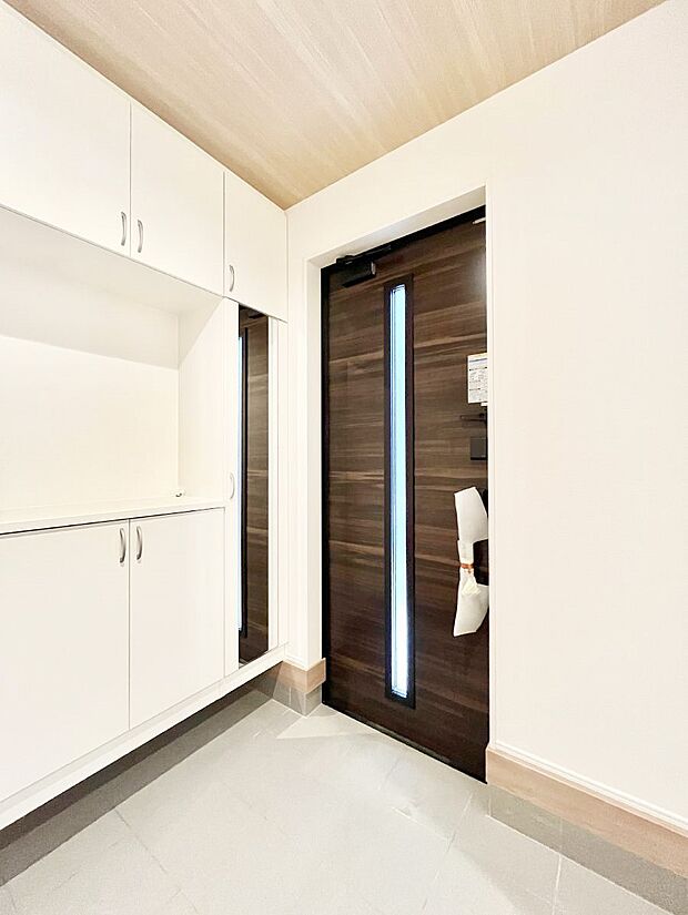 下駄箱はご家族の写真や季節のインテリアで飾り棚として演出できます