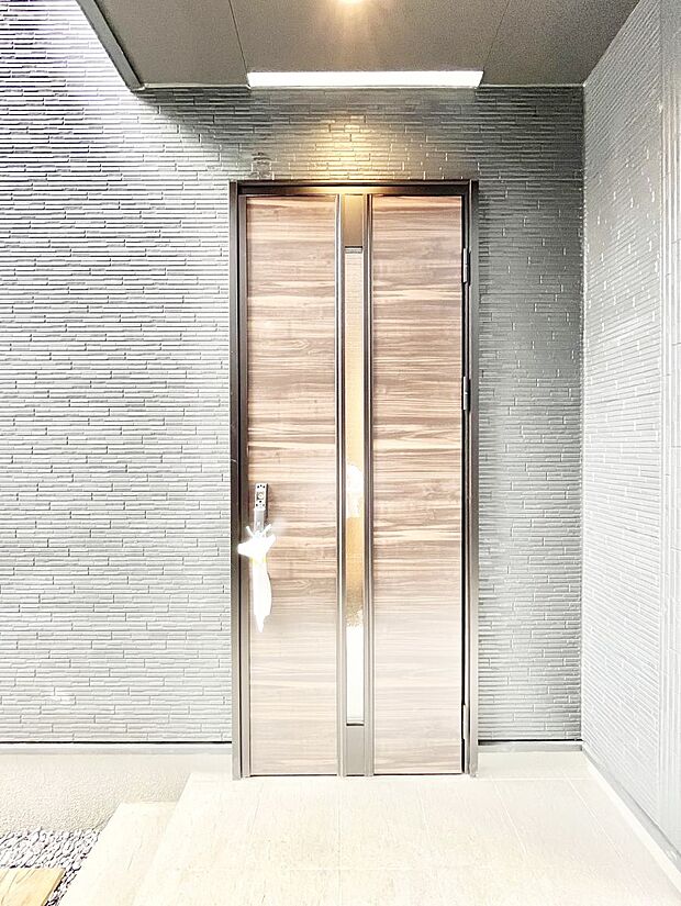 玄関前は雨が降っても濡れにくい屋根付き