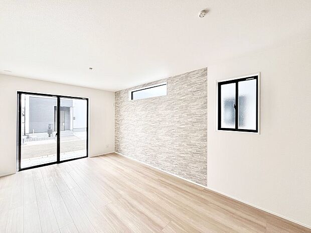 大きな窓からたっぷりの陽光と風を感じられるリビング