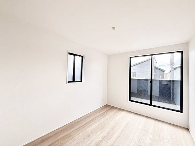 バルコニーが開放感をプラスしてくれる洋室