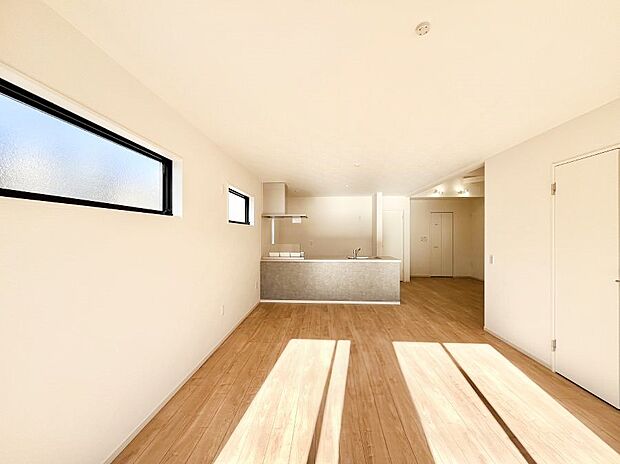 明るい陽光が注ぎ、寛ぎの雰囲気に満たされるリビング・ダイニング。 