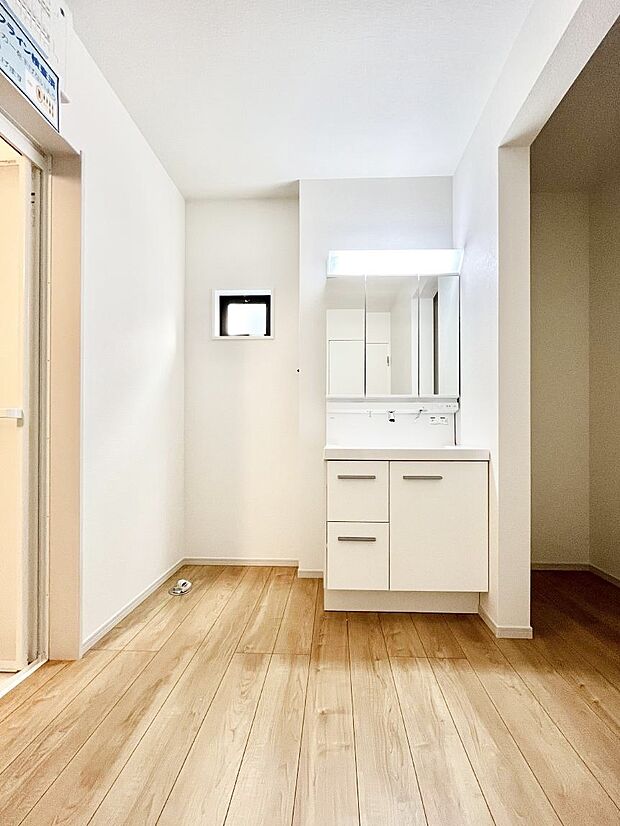 大きく見やすい三面鏡で清潔感ある洗面台は、身だしなみチェックや肌のお手入れにおすすめです。 