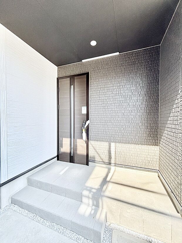 玄関前は雨が降っても濡れにくい屋根付き