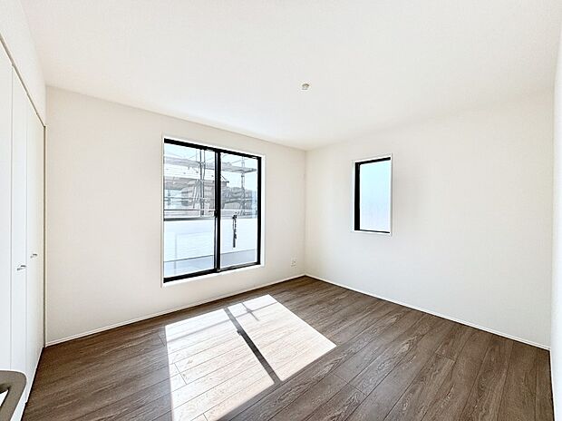 2面採光で気持ちよく自然光が取り入れられるのでお子様のお部屋にもピッタリ