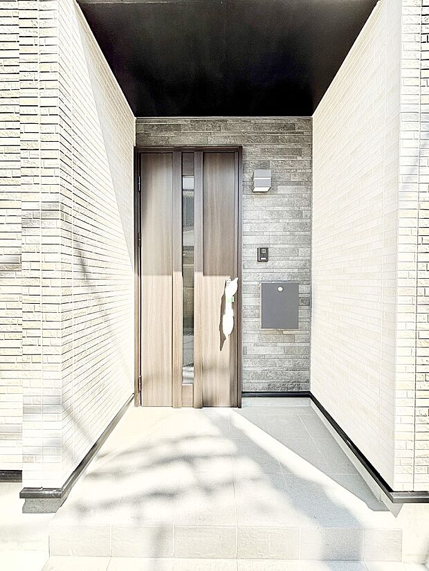 シンプルで落ち着いた雰囲気の玄関でご家族やお客様をお出迎え！