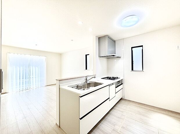 ご家族の会話弾む対面キッチン。お料理中のパパママもご家族と過ごす時間が増えそう!