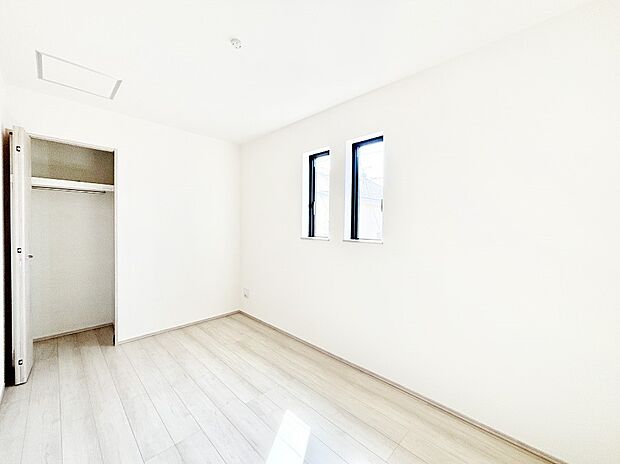 お子さまのお部屋としても！衣類の整理整頓に便利なクローゼット付きの洋室。