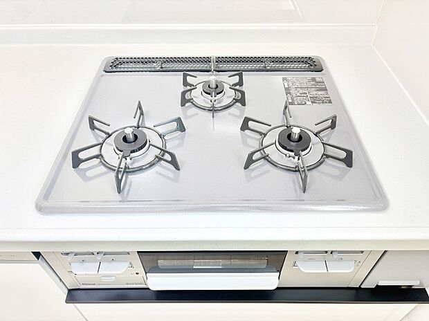 ガスコンロはＳｉセンサー搭載。火力調節や焦げ付き・消し忘れも防いでくれます。