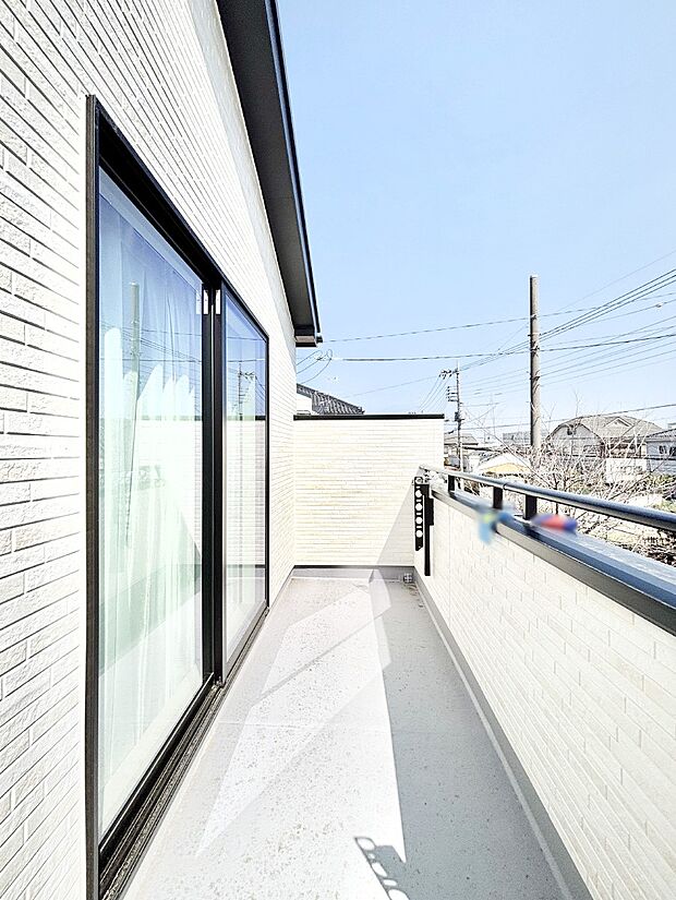 暖かな陽光が降り注ぐバルコニーはお洗濯におすすめ。爽やかな風も心地よいです。 