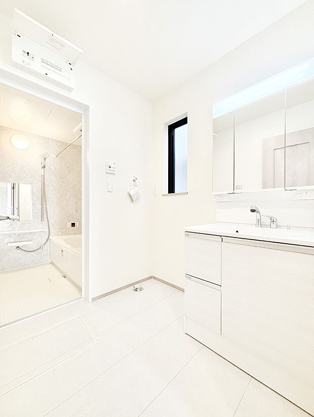 1日の始まりも心地よく！柔らかな朝の光を感じられる窓がついた洗面室