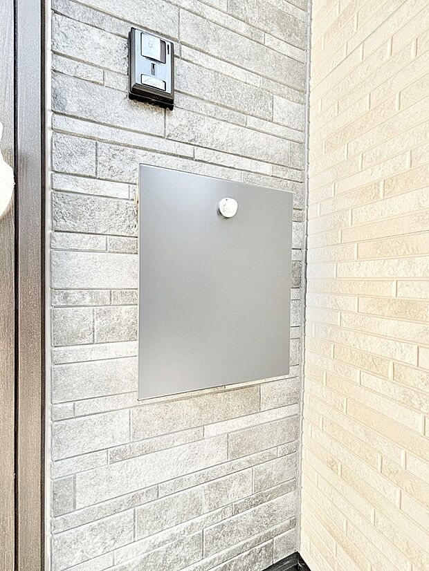 大切な郵便物の盗難を防止してくれるダイヤル錠付きのポスト