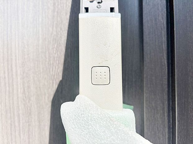 ボタンを押してかざすだけ！玄関ドアは電子キー仕様です。