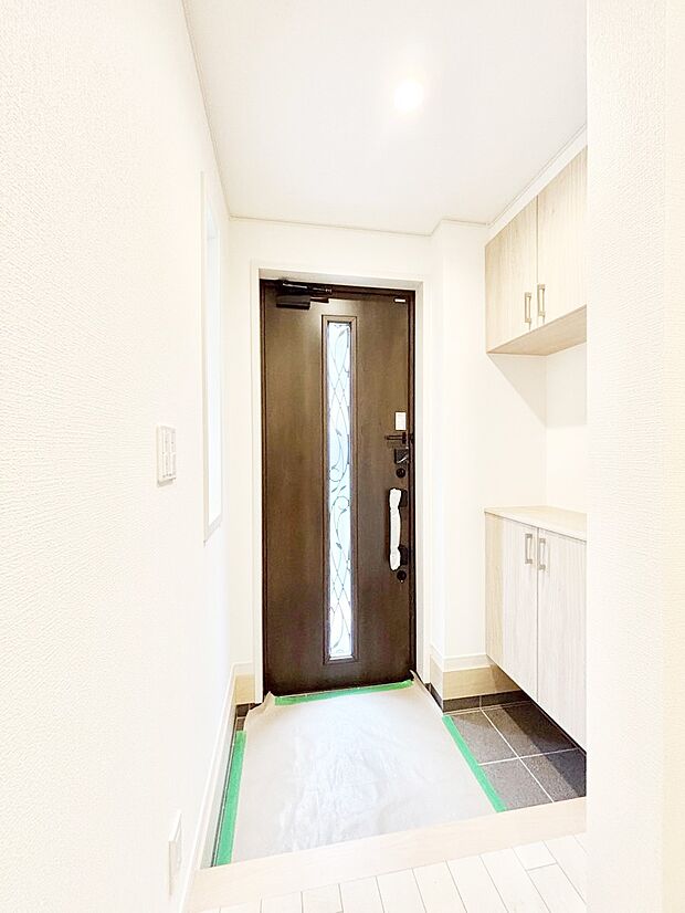 ガラススリットの入った玄関ドアが室内に光を届けてくれます
